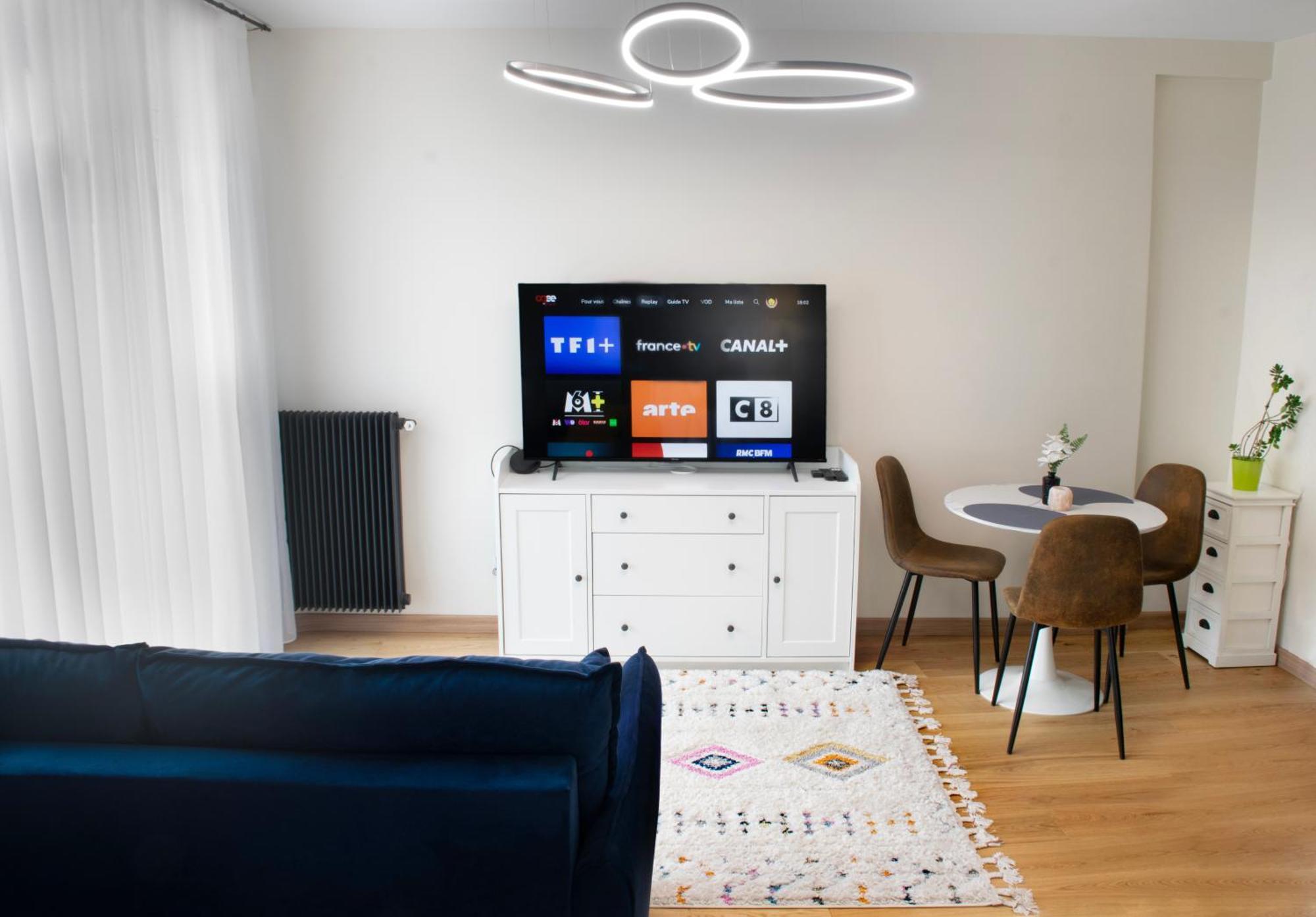 Elegance W Mobile Wi-fi 7' To Rer B Paris Direct Line Airports Cdg And Ory Apartment Le Plessis-Robinson